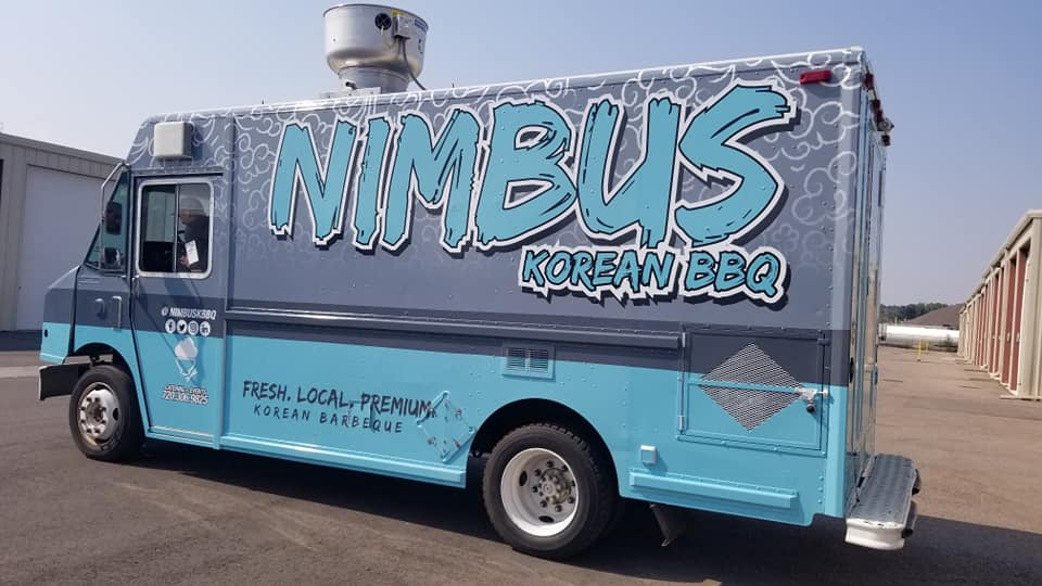 A food truck uses car wrap advertising to attract customers!